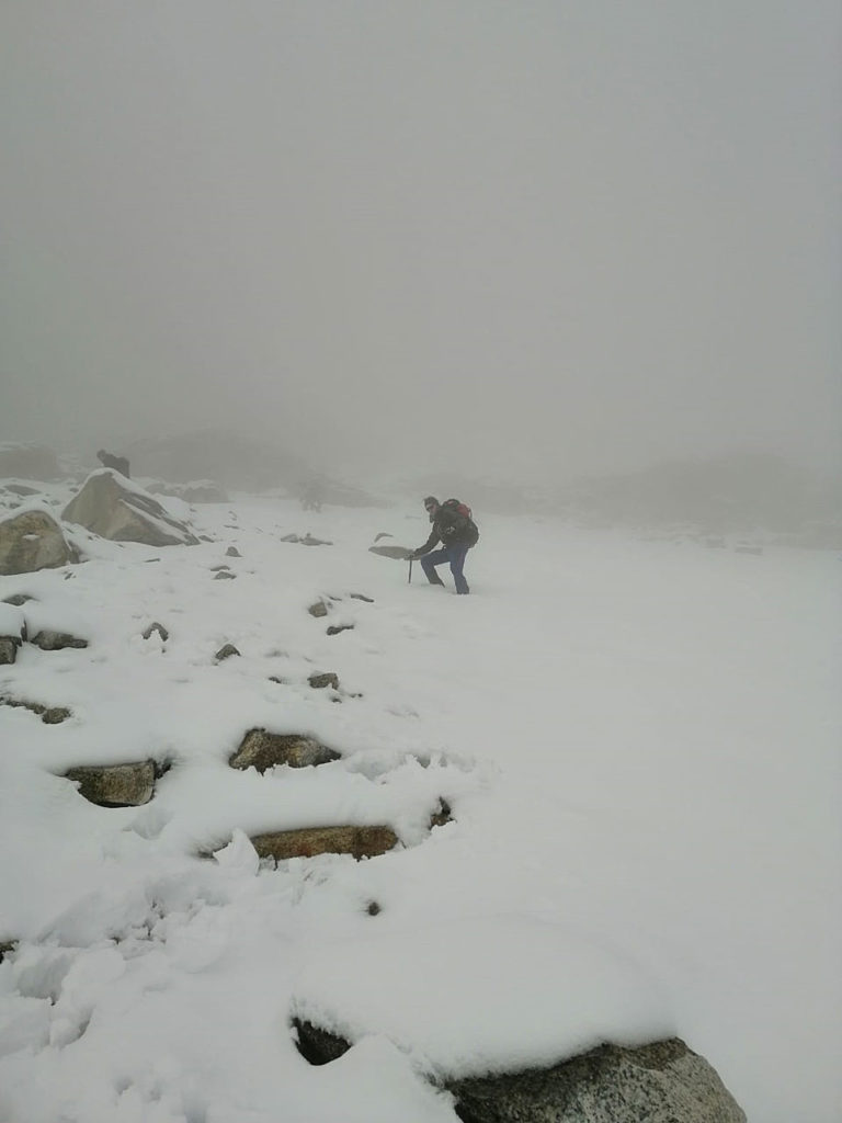Mit dem Pickel lässt sich der Untergrund besser spüren - Foto: Paula Fuchsbichler